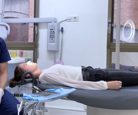 Patient allongé en fauteuil dentaire
