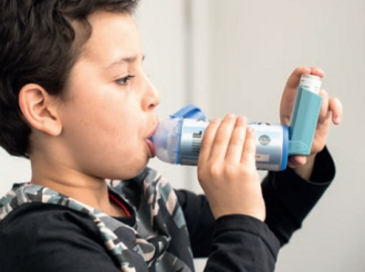 Patient utilisant un aérosol bronchodilatateur (Ventoline) — illustrer la précaution

