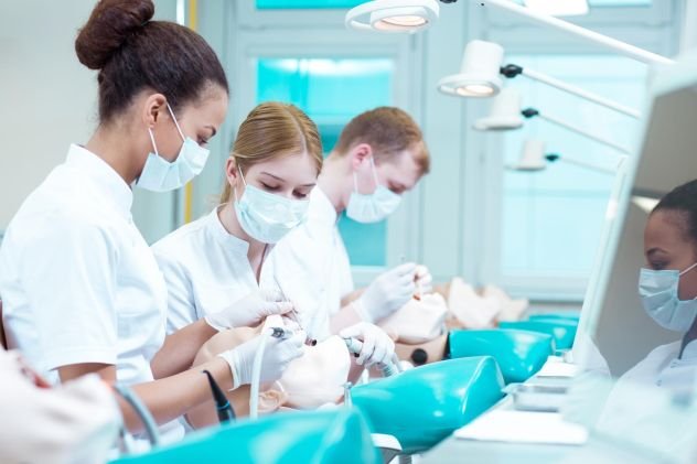 Étudiant en dentaire révisant ou en TP — clôturer l'article sur une note pédagogique

