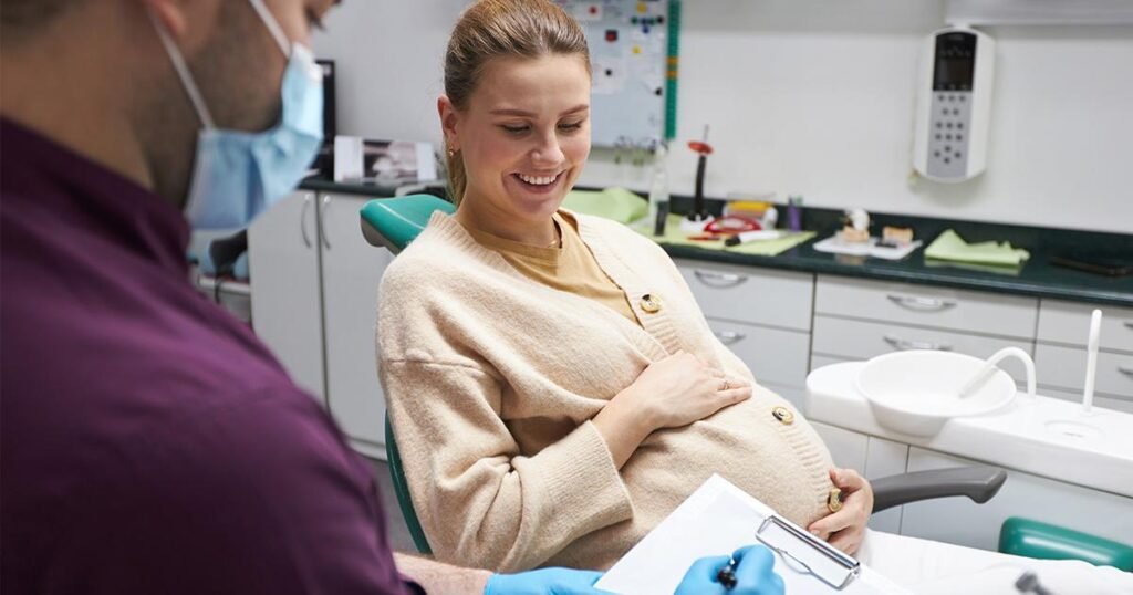 Femme enceinte au cabinet dentaire (position semi-assise) — illustrer la prise en charge

