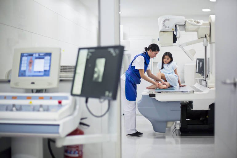 Appareil de radiothérapie tête et cou / patient avec tablier plombé — illustrer le contexte

