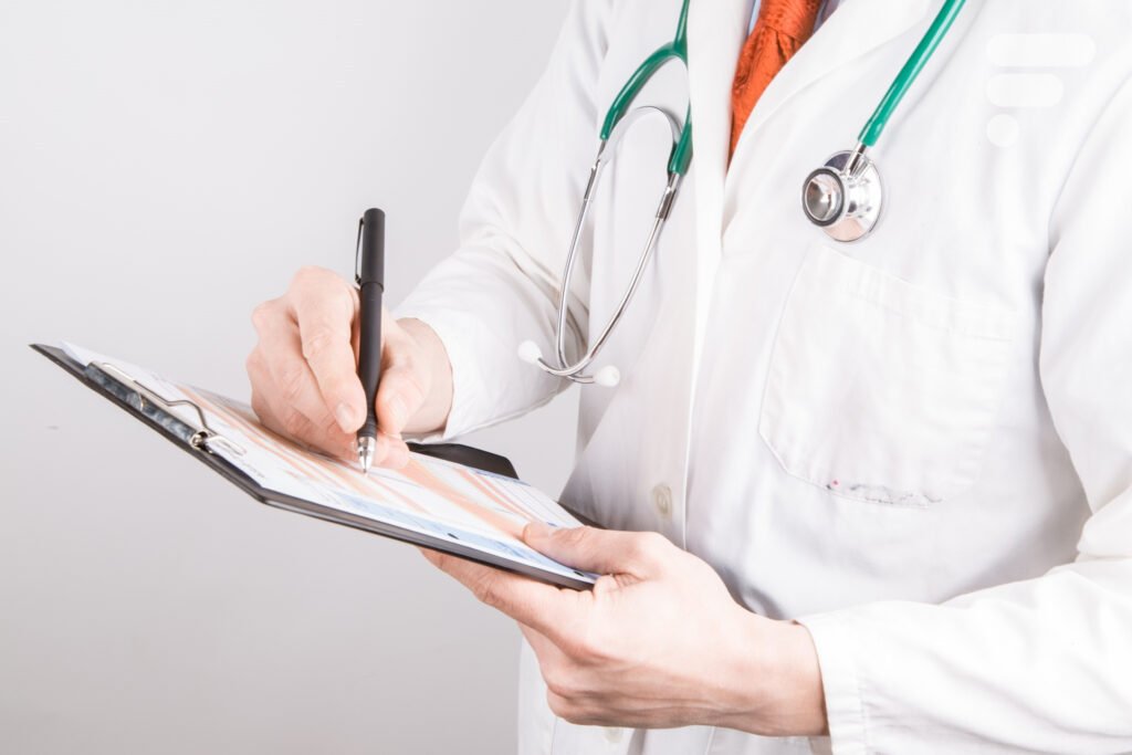 Praticien consultant une ordonnance / interaction médicamenteuse — illustrer la vigilance pharmaceutique

