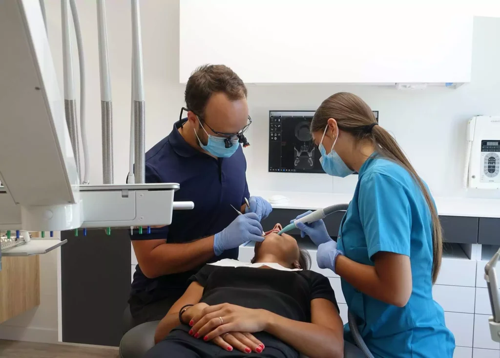 Salle de soins dentaires avec équipement d'urgence — illustrer l'environnement clinique

