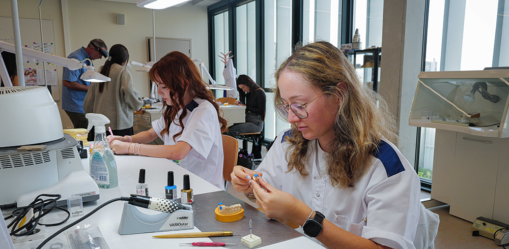 étudiant en odontologie au laboratoire de prothèse ou praticien manipulant un châssis
Mots-clés à chercher : dental student prosthetics lab, étudiant dentaire laboratoire prothèse, dental technician metal framework
Format idéal : horizontale, ambiance laboratoire