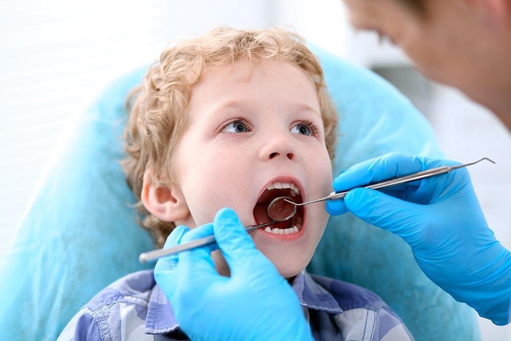 dentist examining child mouth