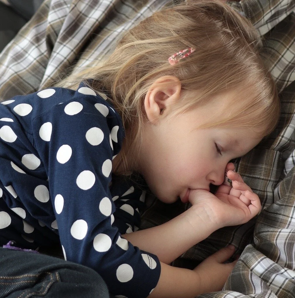 child thumb sucking, enfant pouce succion, toddler sucking thumb