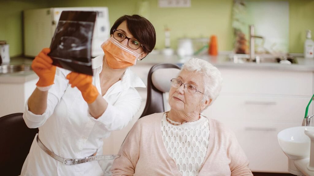 Patient âgé en consultation dentaire / extraction