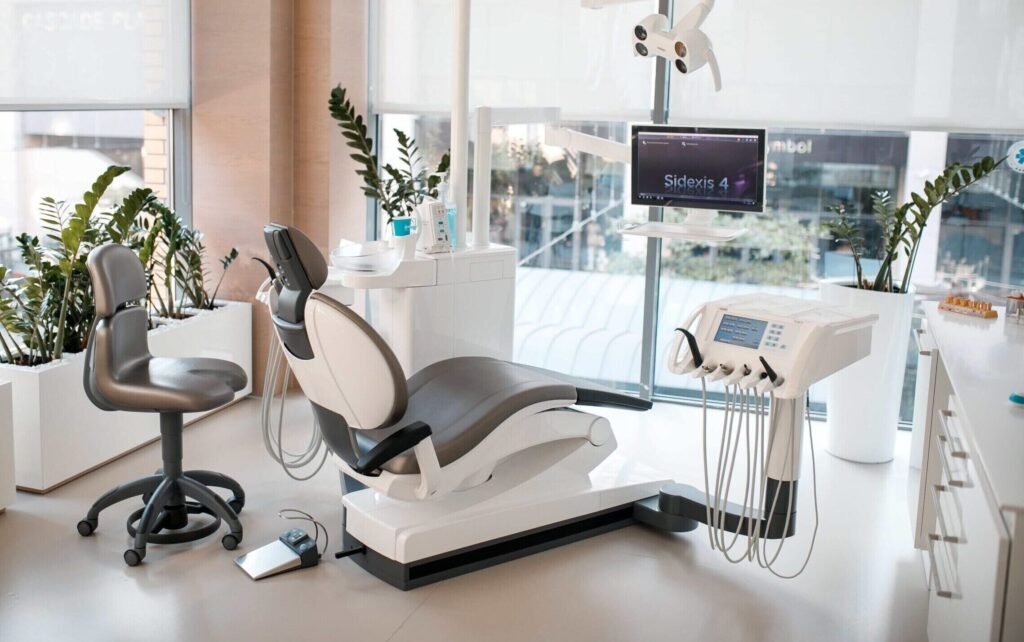 Vue générale d'un cabinet dentaire moderne avec fauteuil et instrumentation