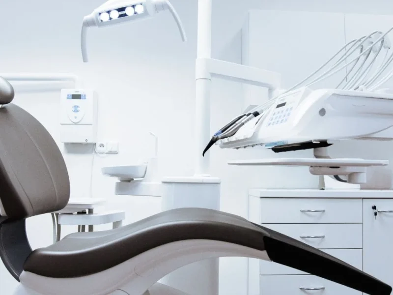 Le dentifrice fluoré est-il obligatoire ? Tout comprendre sur cet allié de votre sourire