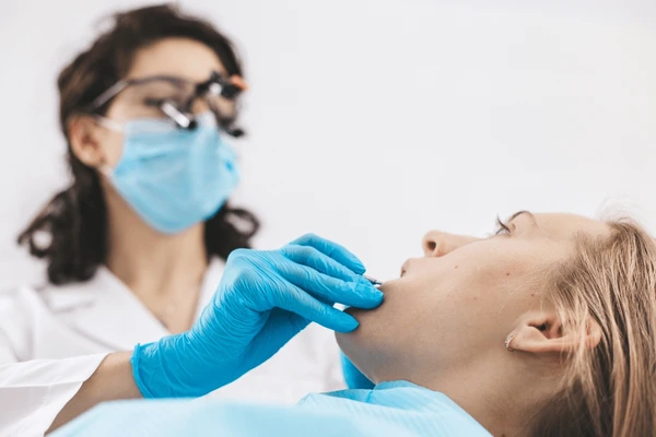 Dentiste examinant attentivement les dents d'un patient