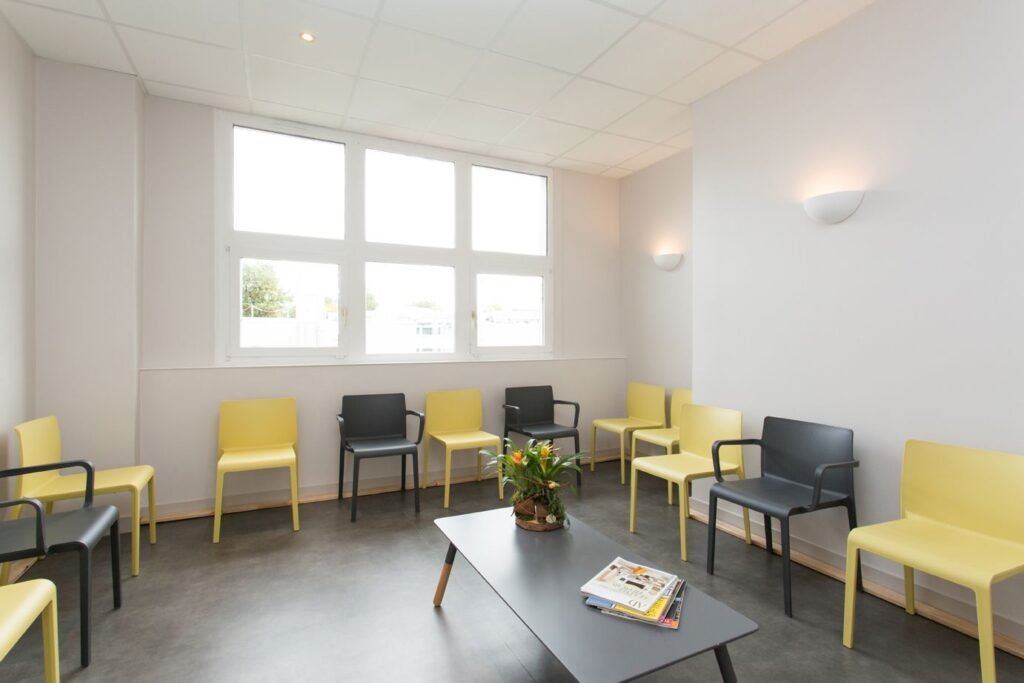 Salle d'attente d'un cabinet dentaire confortable et moderne