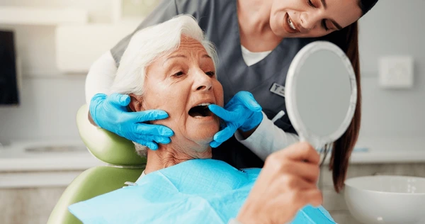 Dentiste consultant un patient