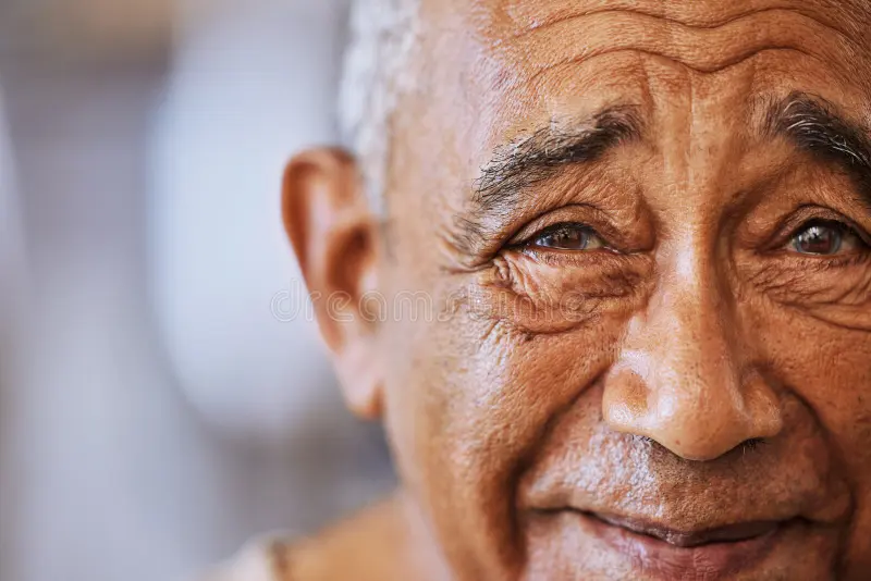 Image finale inspirante d'un senior souriant avec confiance
